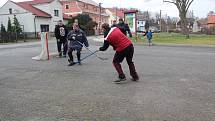 Tradici silvestrovského hokeje udržují v Milíkově už desítky let.