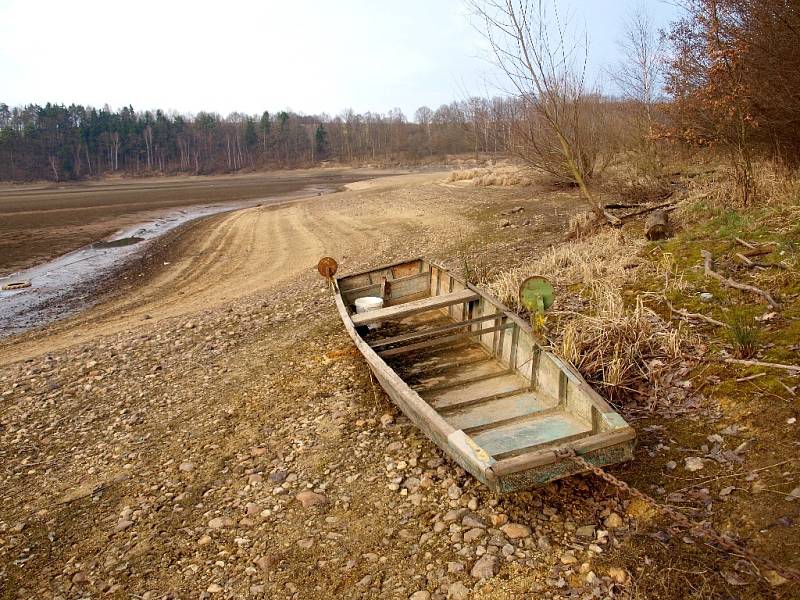 V SOUČASNÉ DOBĚ je přehrada Skalka vypuštěná. Už letos by ale suchou trávu mohla nahradit písčitá pláž. A za ní by z lesa měl vzniknout park. 