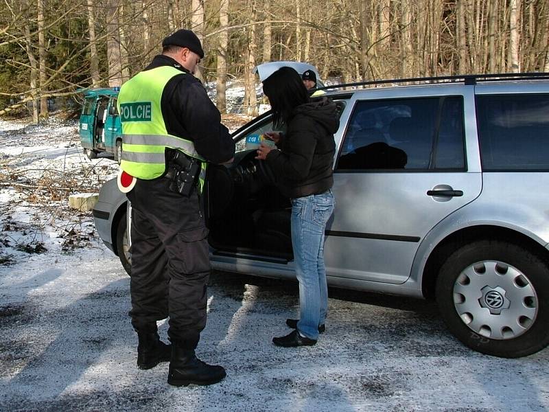 Policisté z Německa a z Čech společně kontrolovali na Chebsku automobily kvůli drogám. 