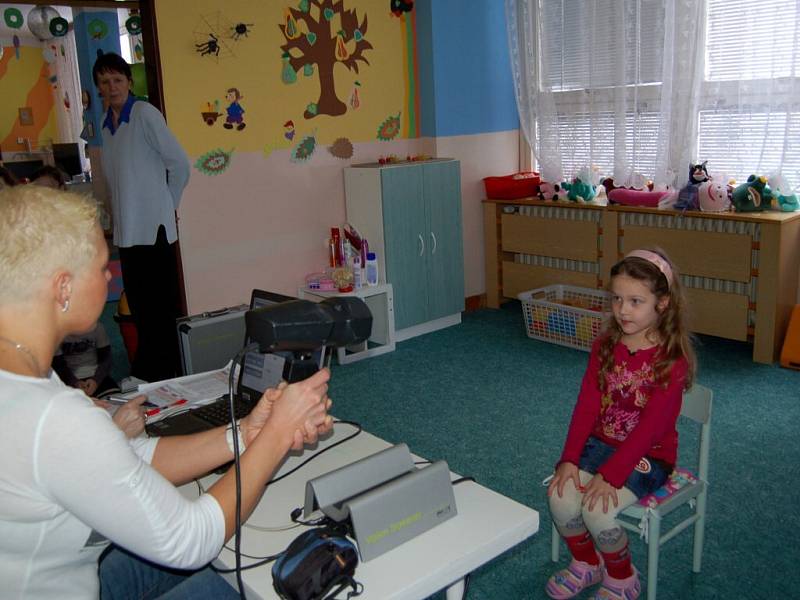 Vyšetření zraku v chebské mateřské školce na Skalce