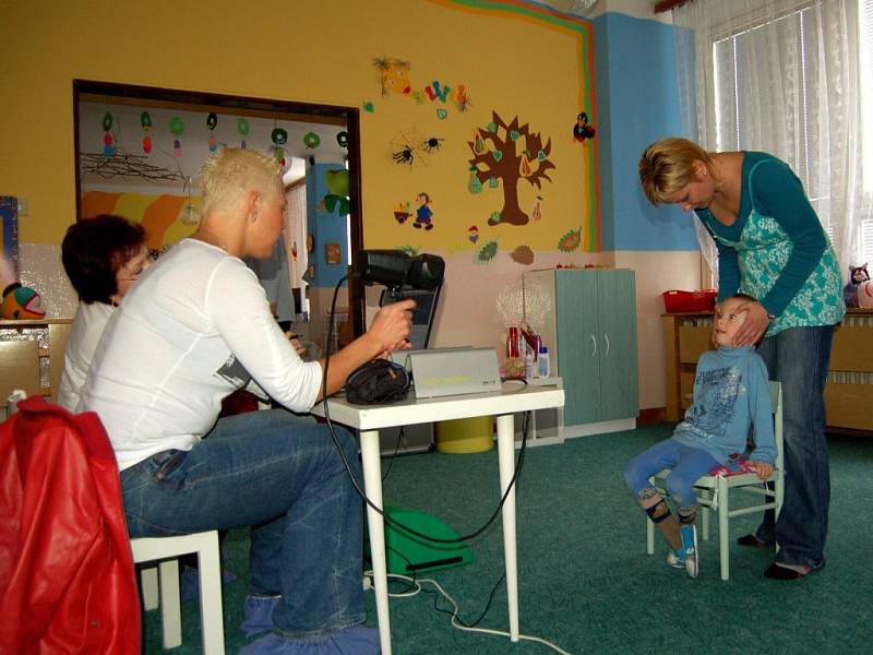 Vyšetření zraku v chebské mateřské školce na Skalce