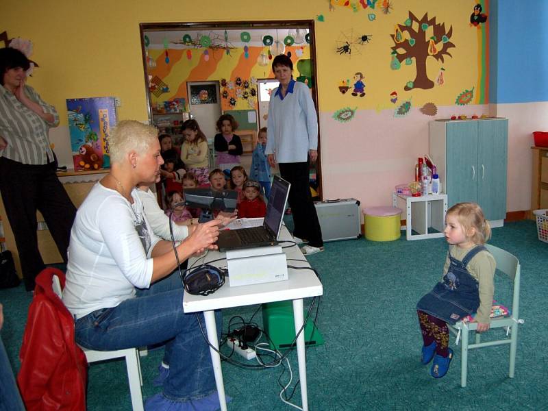 Vyšetření zraku v chebské mateřské školce na Skalce