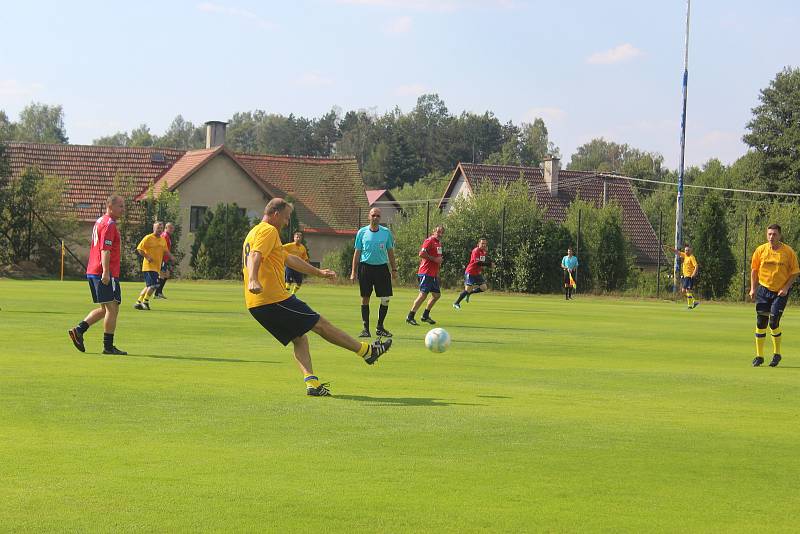 V Dolním Žandově oslavovali fotbalisté třicetileté výročí postupu.