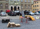 Filmaři si na chebském náměstí připravili rekvizity.