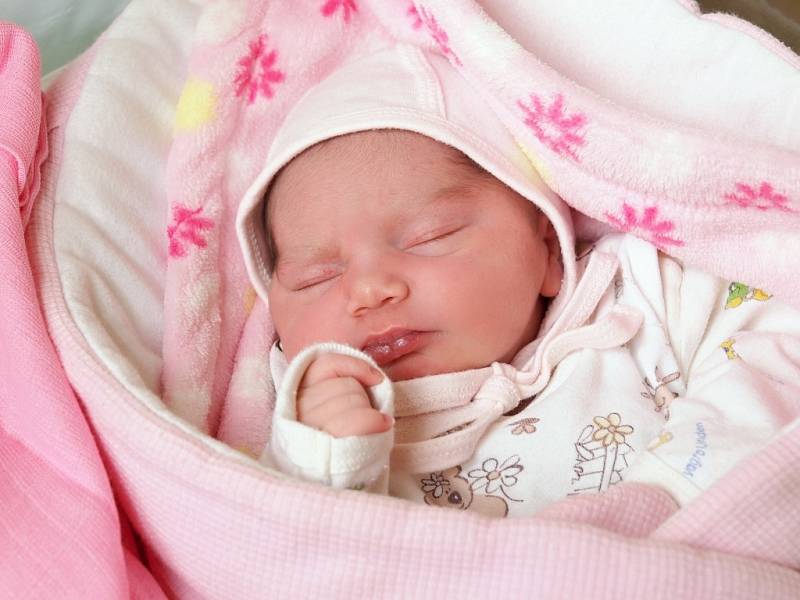 NATÁLIE MIRGOVÁ se narodila v pondělí 30. června ve 2.32 hodin. Vážila 2 930 gramů a měřila 45 centimetrů. Doma v Chebu se z malé Natálky těší sestřička Maria spolu s maminkou Michalou a tatínkem Juliem.