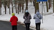 NADŠENCI z Občanského sdružení při Základní škole Františkovy Lázně pořádali už třetí ročník ´Silvestrovského pochodu pro radost´. Trasa vedla od františkolázeňské školy na Seeberg a zpět. Desítky účastníků se skvěle protáhly před večerním slavením. 