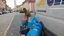 Celkem dvanáct pytlů s plastovými víčky putovalo do Kopřivnice u Ostravy z Chebského deníku. 