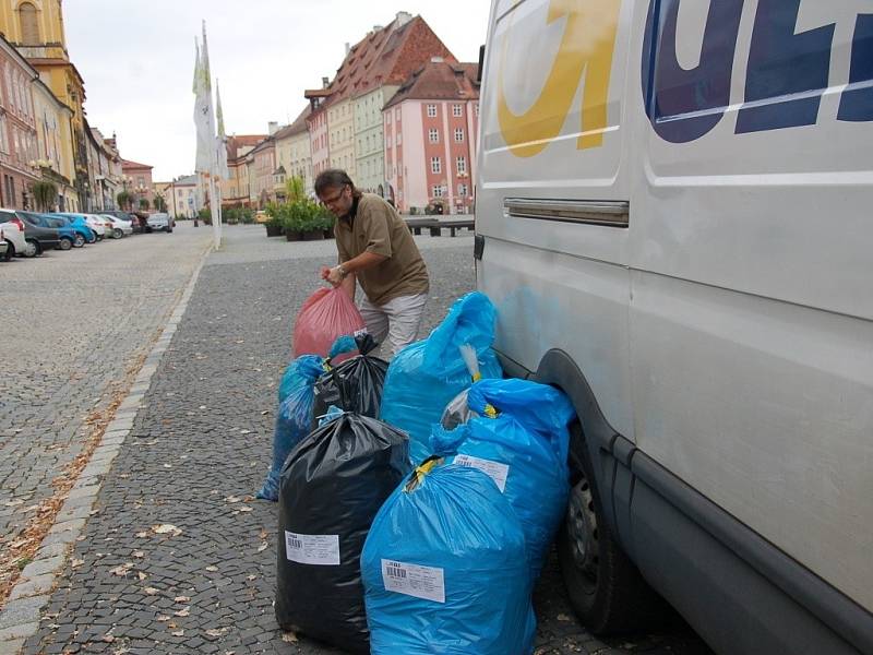 Celkem dvanáct pytlů s plastovými víčky putovalo do Kopřivnice u Ostravy z Chebského deníku. 