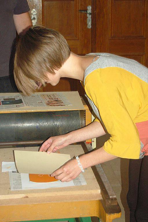 Studentky z chebského gymnázia si v Galerii výtvarného umění Cheb vyzkoušely linoryp. Pomáhal jim přitom německý umělec Michael Dietlinger.  