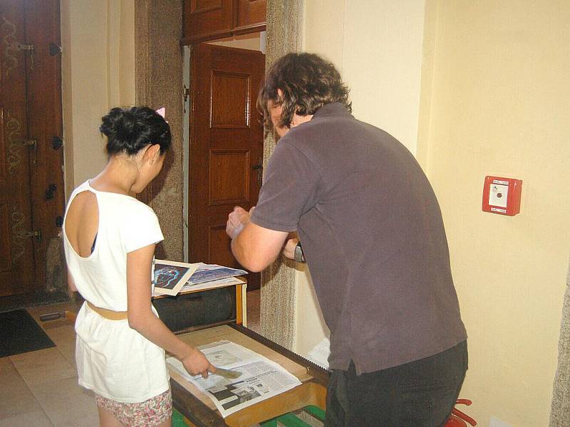 Studentky z chebského gymnázia si v Galerii výtvarného umění Cheb vyzkoušely linoryp. Pomáhal jim přitom německý umělec Michael Dietlinger.  