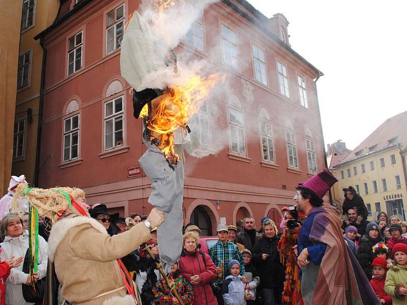 Od hospody k hospodě, tak znělo heslo masopustního průvodu, který šel historickým Chebem