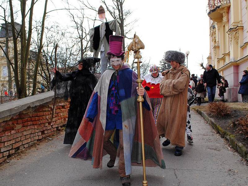 Od hospody k hospodě, tak znělo heslo masopustního průvodu, který šel historickým Chebem