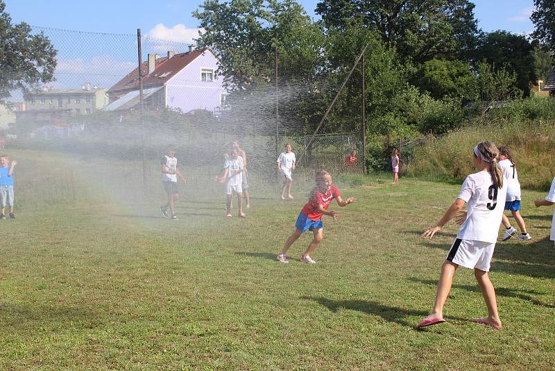 V Dolním Žandově oslavovali fotbalisté třicetileté výročí postupu.