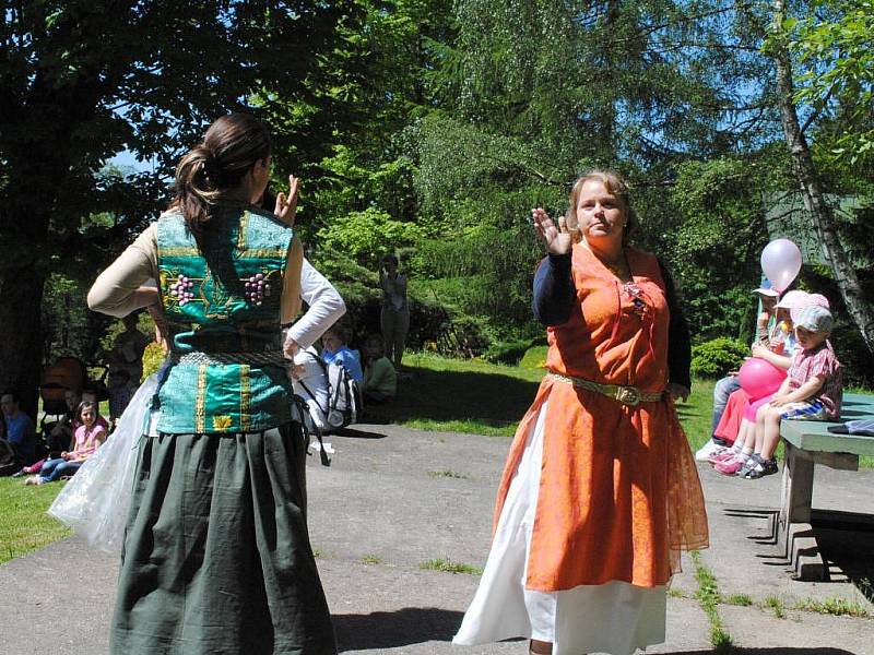 V Lázních Kynžvartu se představila nová šermířská skupina Dracones. Má dokonce i vlastní tanečnice na zpestření programu