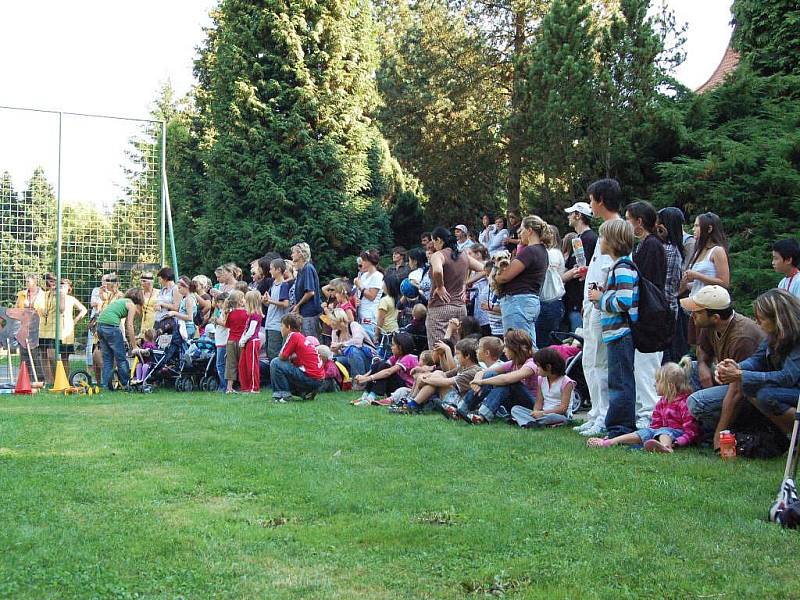 Dům dětí a mládeže Sova Cheb uspořádal Den otevřených dveří. Zval malé i velké na přehlídku zájmových kroužků, které pro tento školní rok nabízí