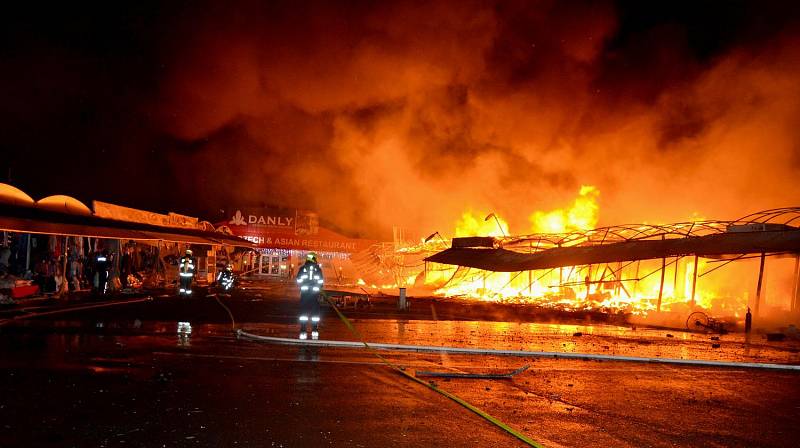 Požár tržnice v Chebu.