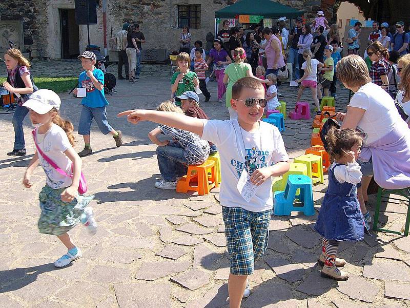 V pořadí již osmý ročník velikonoční akce s názvem Hod beránka se uskutečnil o víkendu v areálu Chebského hradu.