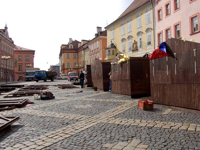 Chebské náměstí je už připravené na velikonoční trhy