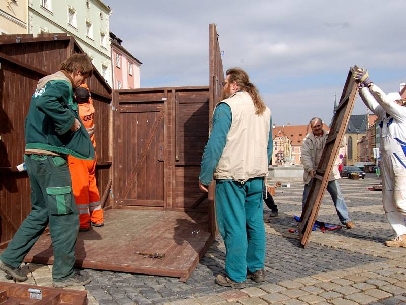 Chebské náměstí je už připravené na velikonoční trhy