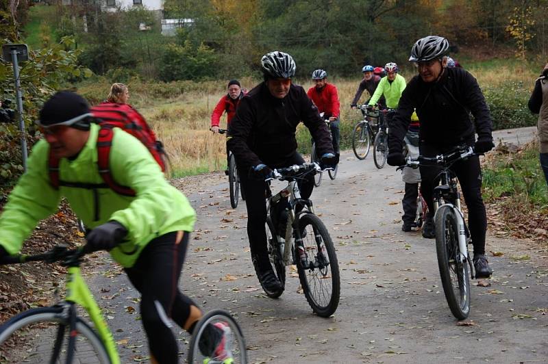 CYKLISTÉ, kteří přišli slavnostně otevřít novou cyklostezku z Doubravy u Aše do Saska, měli možnost ji ihned vyzkoušet. 