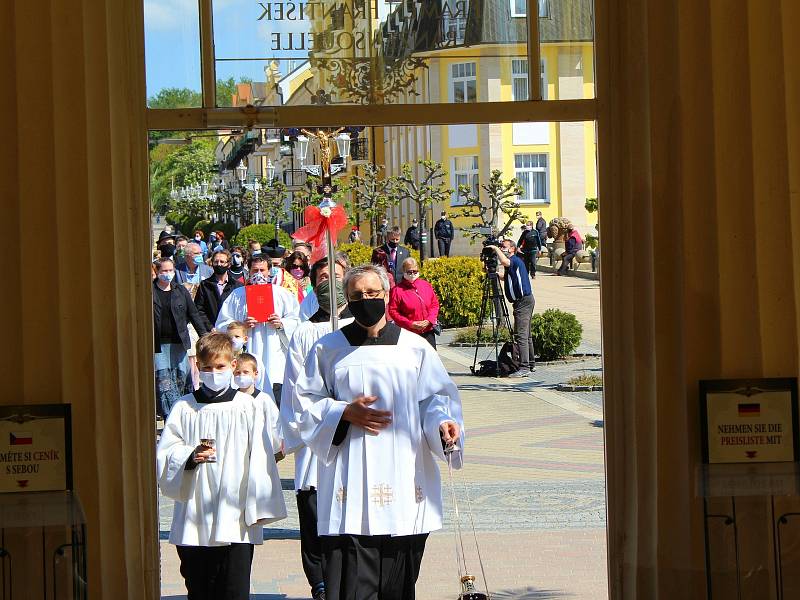 Během žehnání pramenům museli lidé dodržovat epidemiologická nařízení.