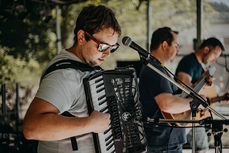 Začínající, nadějná, šestičlenná kapela Zavěšený kafe vznikla v době covidu a má dobře našlápnuto. Hraje folk-rock s prvky amerického i českého country.