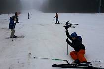 Na sjezdovkách se učily lyžovat děti z ašských škol.