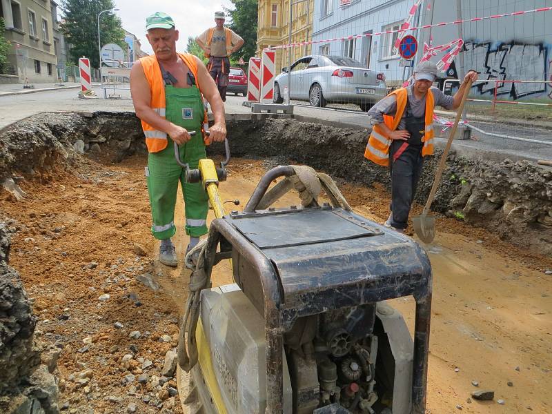 I v Chebu je, co se týče rekonstrukcí silnic, rušno. V současné době dělníci pracují na jedné z největších stavebních akcí, a sice na rekonstrukci čtvrtého ramene okružní křižovatky u Tesca.