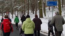 NADŠENCI z Občanského sdružení při Základní škole Františkovy Lázně pořádali už třetí ročník ´Silvestrovského pochodu pro radost´. Trasa vedla od františkolázeňské školy na Seeberg a zpět. Desítky účastníků se skvěle protáhly před večerním slavením. 