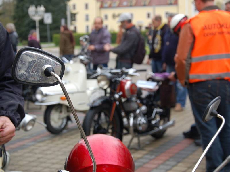 Nablýskané plechové miláčky předvedli majitelé historických automobilů a motocyklů ve Františkových Lázních.