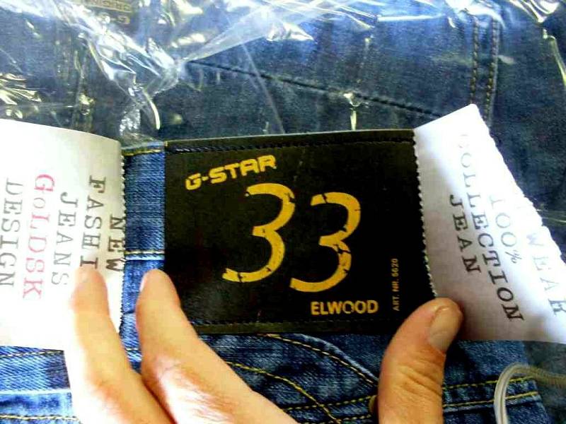 Padělané džíny G – Star objevili v kontrolovaném kontejneru chebští celníci. Na štítku padělaných kalhot byl nalepený jiný papírový štítek.