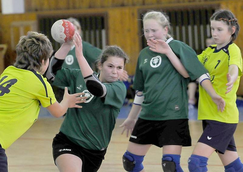 Ve sportovní hale Lokomotivy Cheb se konal turnaj v házené mladších žákyní – první kolo Jihozápadního poháru. Špatně si nevedly chebské naděje.