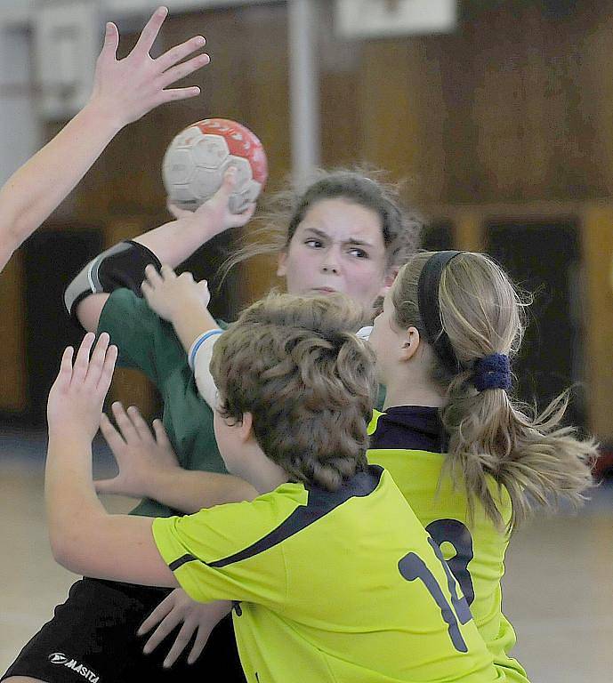 Ve sportovní hale Lokomotivy Cheb se konal turnaj v házené mladších žákyní – první kolo Jihozápadního poháru. Špatně si nevedly chebské naděje.