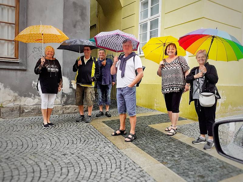 Vedra na Chebsku vystřídal déšť. Kdo vyšel bez deštníku nebo kapuci, pěkně zmokne.