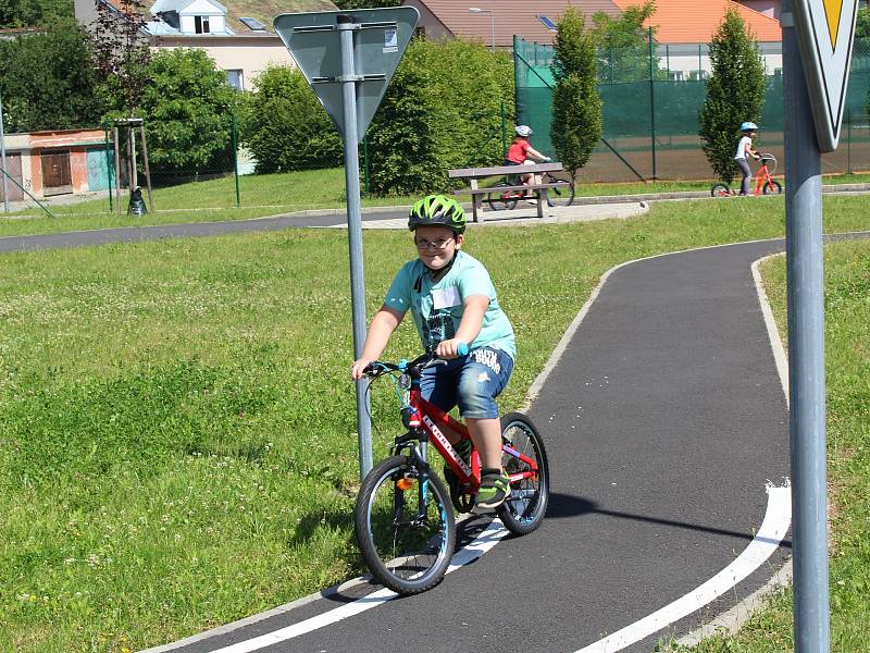 Děti z Chebska si užily další jedinečný příměstský tábor v Domě dětí a mládeže Sova v Chebu. Během týdne si vylezly na horolezeckou stěnu, svezly se na kánoích, povozily se na koních anebo si vyšláply do terénu, kde hledaly různé indicie.