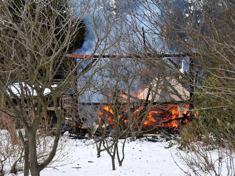 Tři jednotky hasily požár chaty v Aši. 