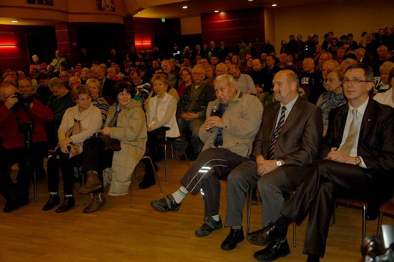 Mažoretky, dechový orchestr a asi tři stovky občanů v Chebu přivítaly prezidenta Miloše Zemana. Ten s obyvateli debatoval například o nízkých důchodech, nezaměstnanosti, ale třeba také o nízké minimální mzdě.