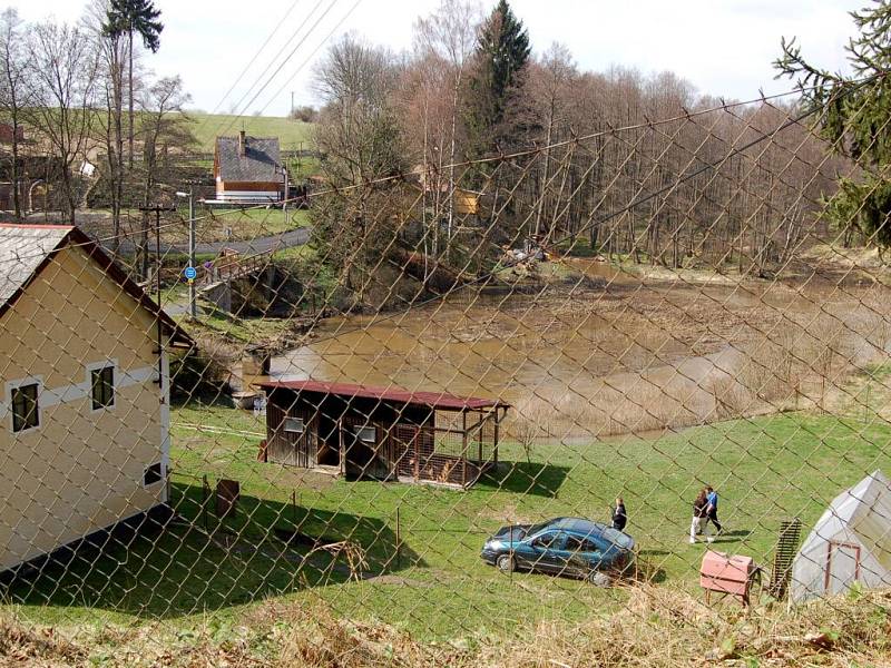 Páteční bouřka způsobila řadu škod také v obci Poustka na Františkolázeňsku