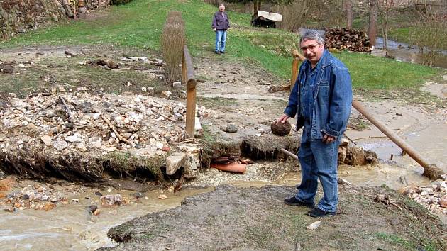 Páteční bouřka způsobila řadu škod také v obci Poustka na Františkolázeňsku