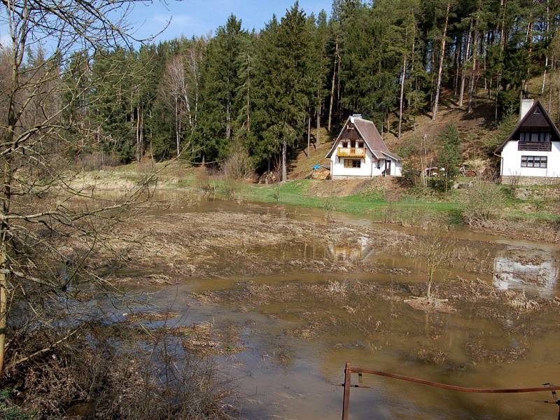 Páteční bouřka způsobila řadu škod také v obci Poustka na Františkolázeňsku