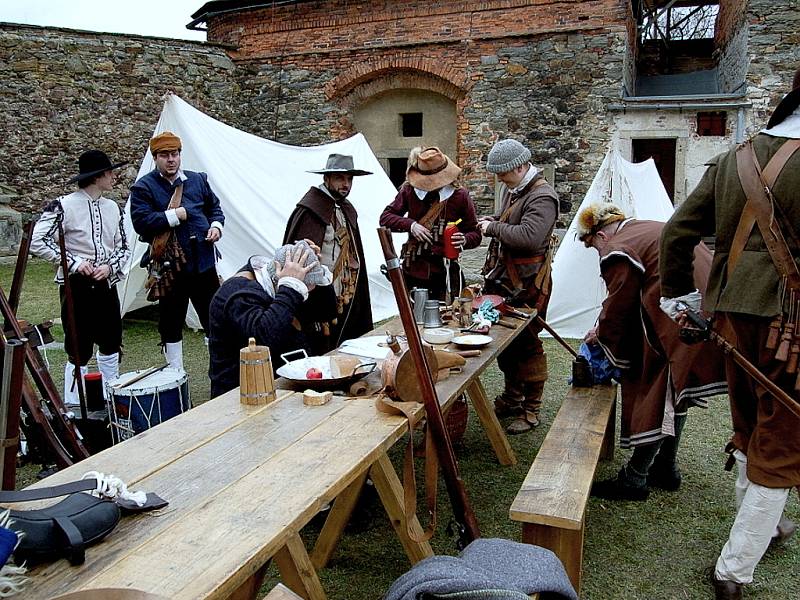 HUDBU kapely Strašlivá podívaná si Chebští při otevírání hradu velice pochvalovali. 