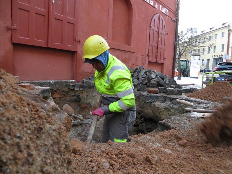 Unikající plyn vyděsil obyvatele chebské památky Špalíček na náměstí Krále Jiřího z Poděbrad. Ihned zalarmovali plynaře, kteří na místo přijeli a začali situaci řešit. 