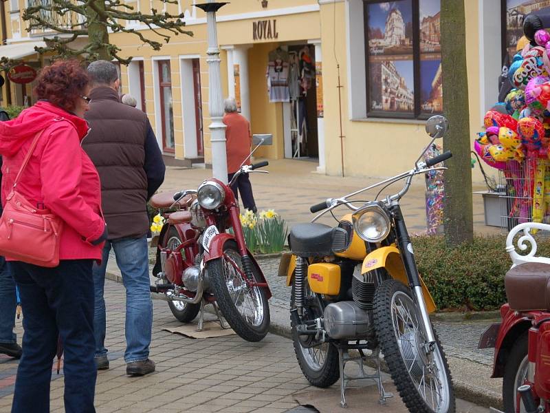 Nablýskané plechové miláčky předvedli majitelé historických automobilů a motocyklů ve Františkových Lázních.