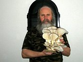 Pavel Syřiště s houbou vypěstovanou v panelákovém bytě