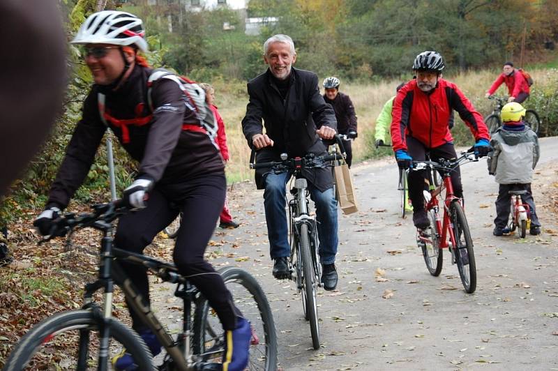 CYKLISTÉ, kteří přišli slavnostně otevřít novou cyklostezku z Doubravy u Aše do Saska, měli možnost ji ihned vyzkoušet. 