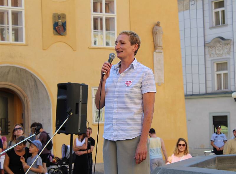 Kvůli hrozbě návratu hazardu do města uspořádala opoziční strana demonstraci před chebskou radnicí, které se zúčastnilo kolem dvou set lidí.