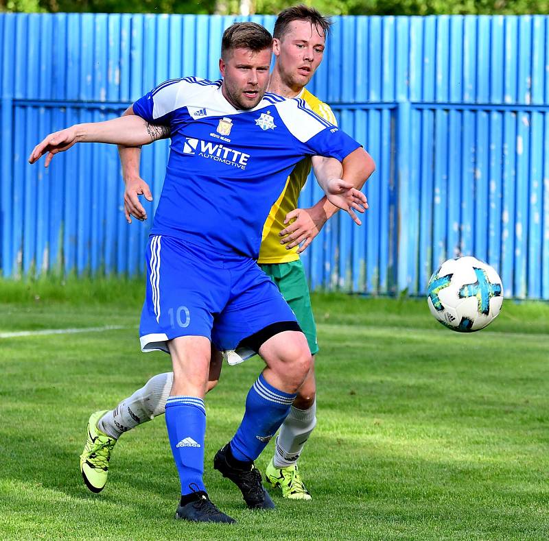 Nejdecký FK udolal před svými fanoušky Františkovy Lázně (ve žlutém) v poměru 2:1.