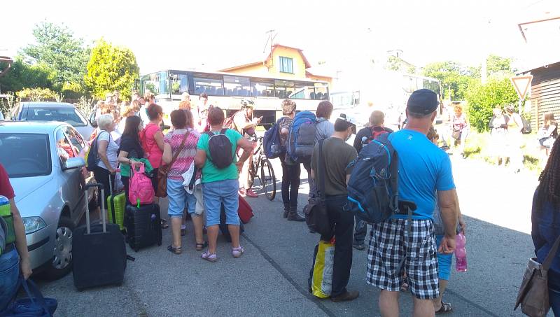 V Lázních Kynžvartu ve středu odpoledne vykolejil vlak. Cestující museli pak čekat na náhradní dopravu.