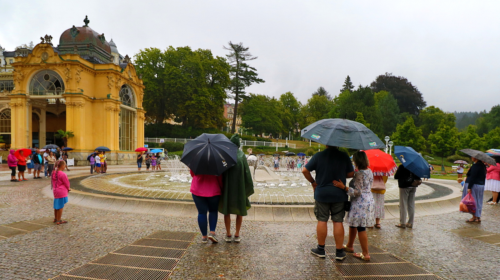 OBRAZEM: Fontána v Mariánských Lázních v obležení deštníků, vzácný pohled -  Chebský deník