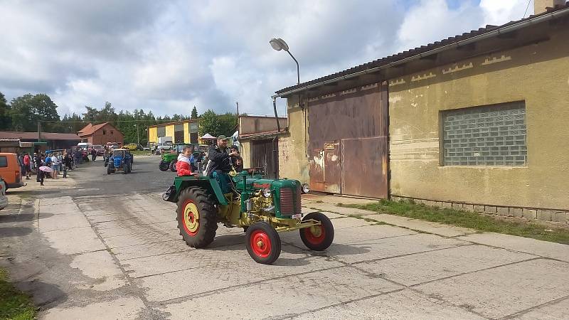 Dožínky se konaly ve Skalné na Chebsku. Nechyběla tu výstava traktorů.